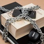 スマホにて「お使いのシステムは、頻繁に4ウィルスによって破損しています!」が出現。これこそがウィルスみたいなものかも